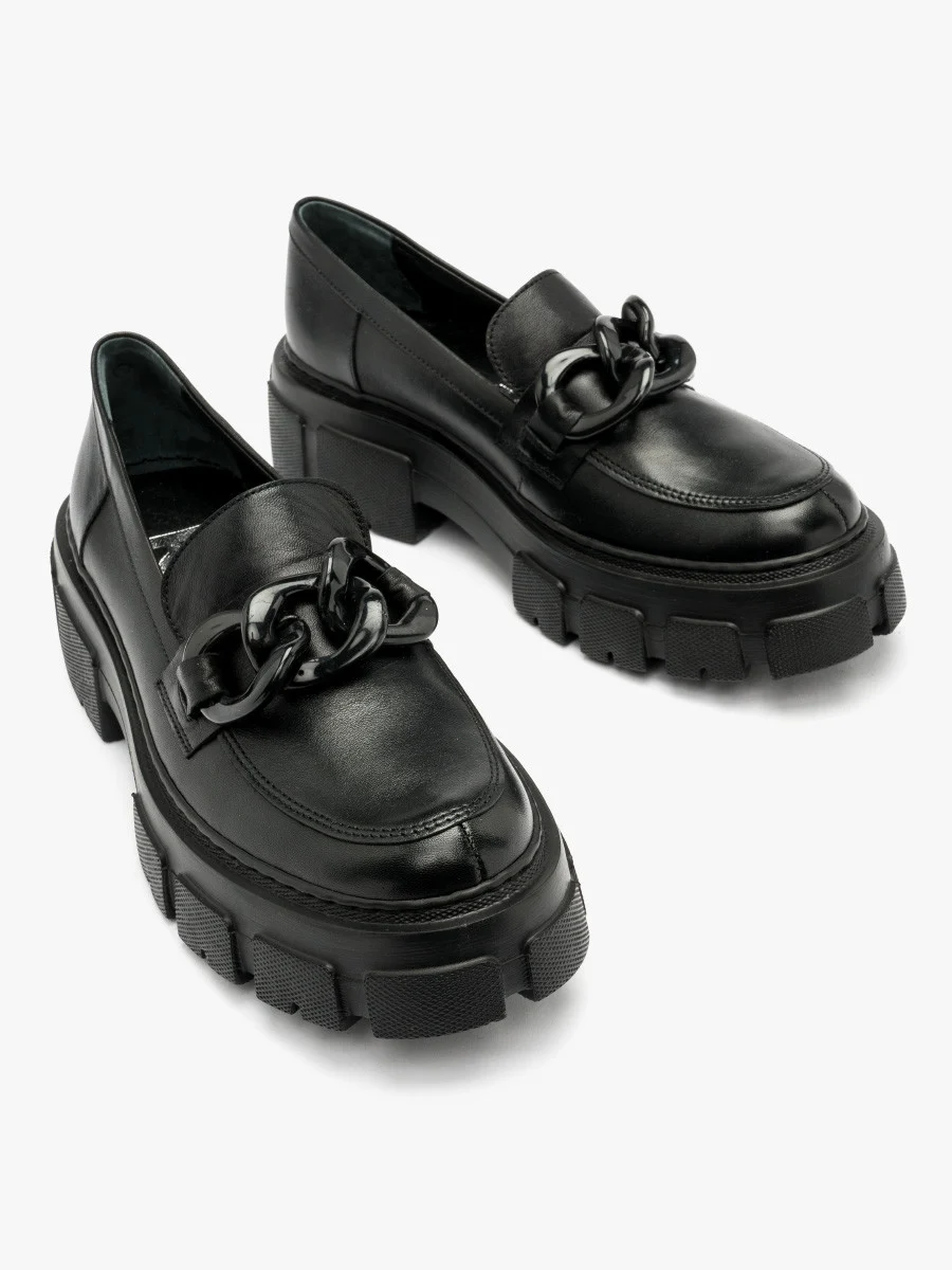 Czarne mokasyny z ozdobą na cholewce