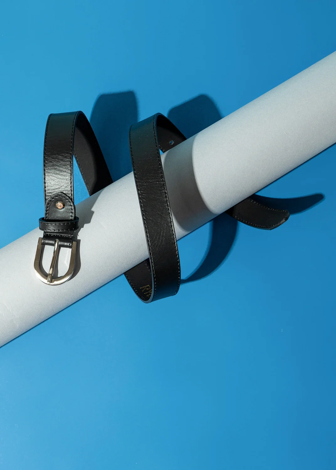 Czarny pasek ze srebrną klamrą