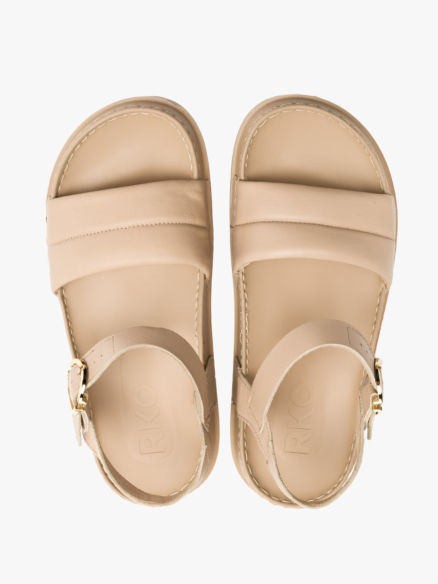 Kremowe sandały ze złotą sprzączką