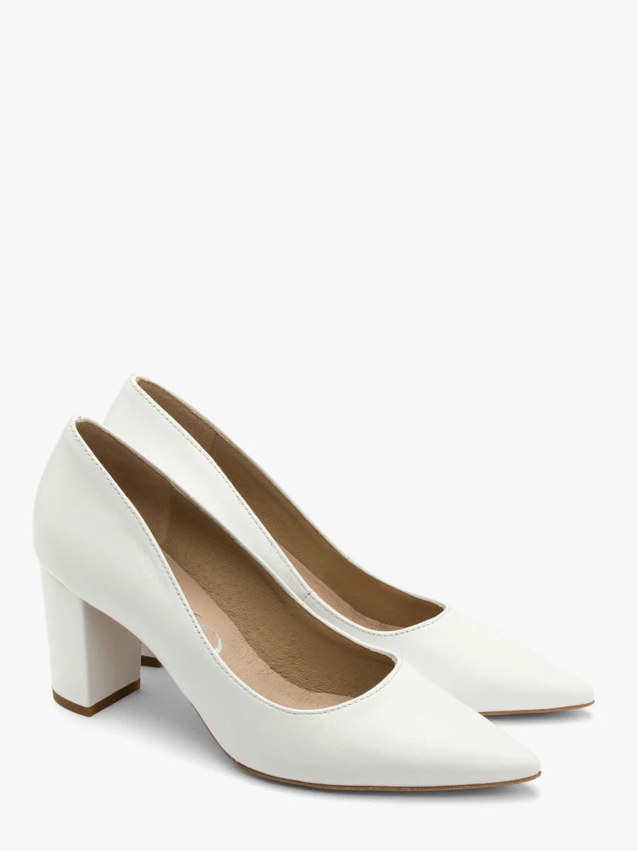 Białe czółenka na słupku