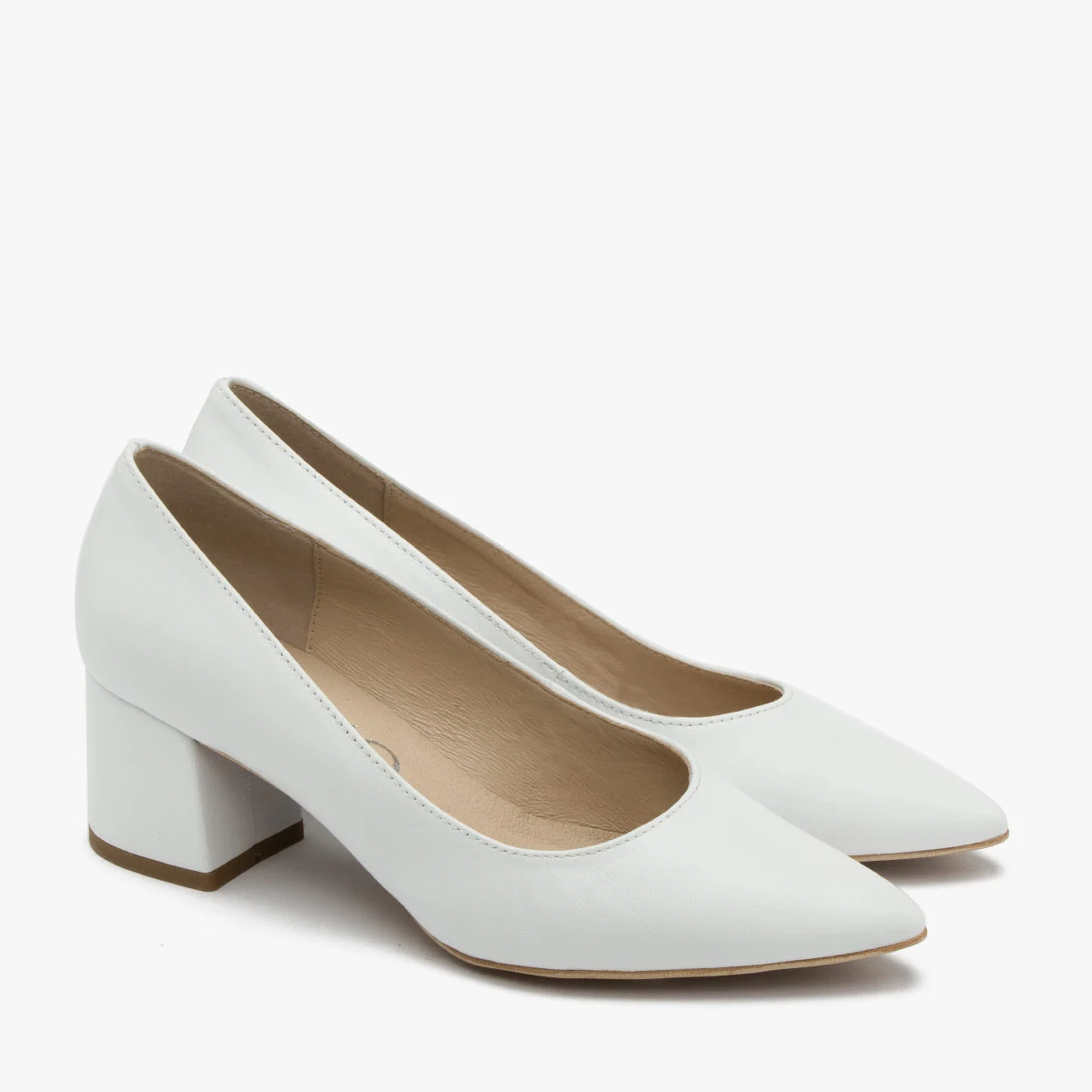 Białe czółenka na masywnym obcasie