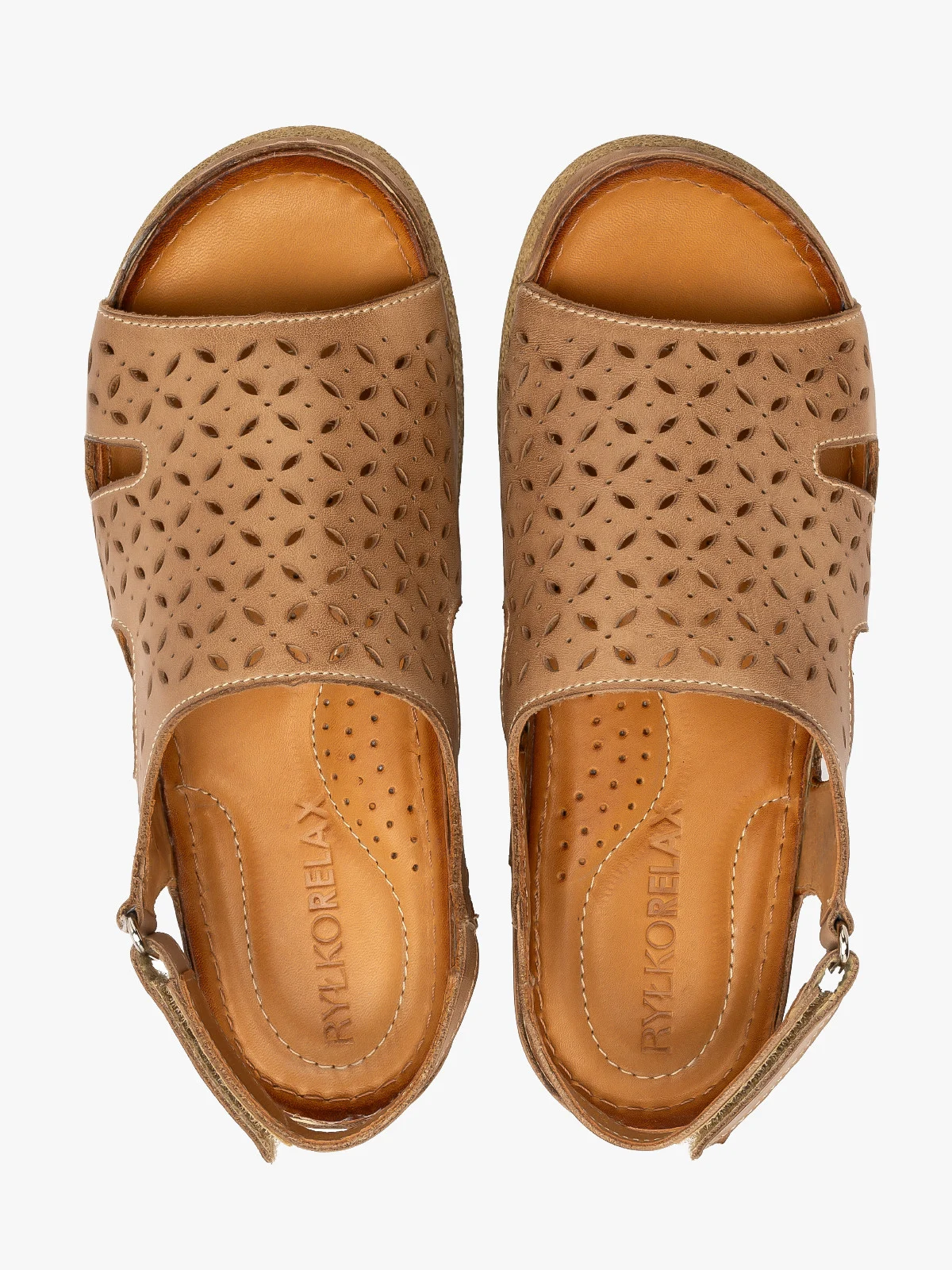 Sandały na platformie z ażurową cholewką