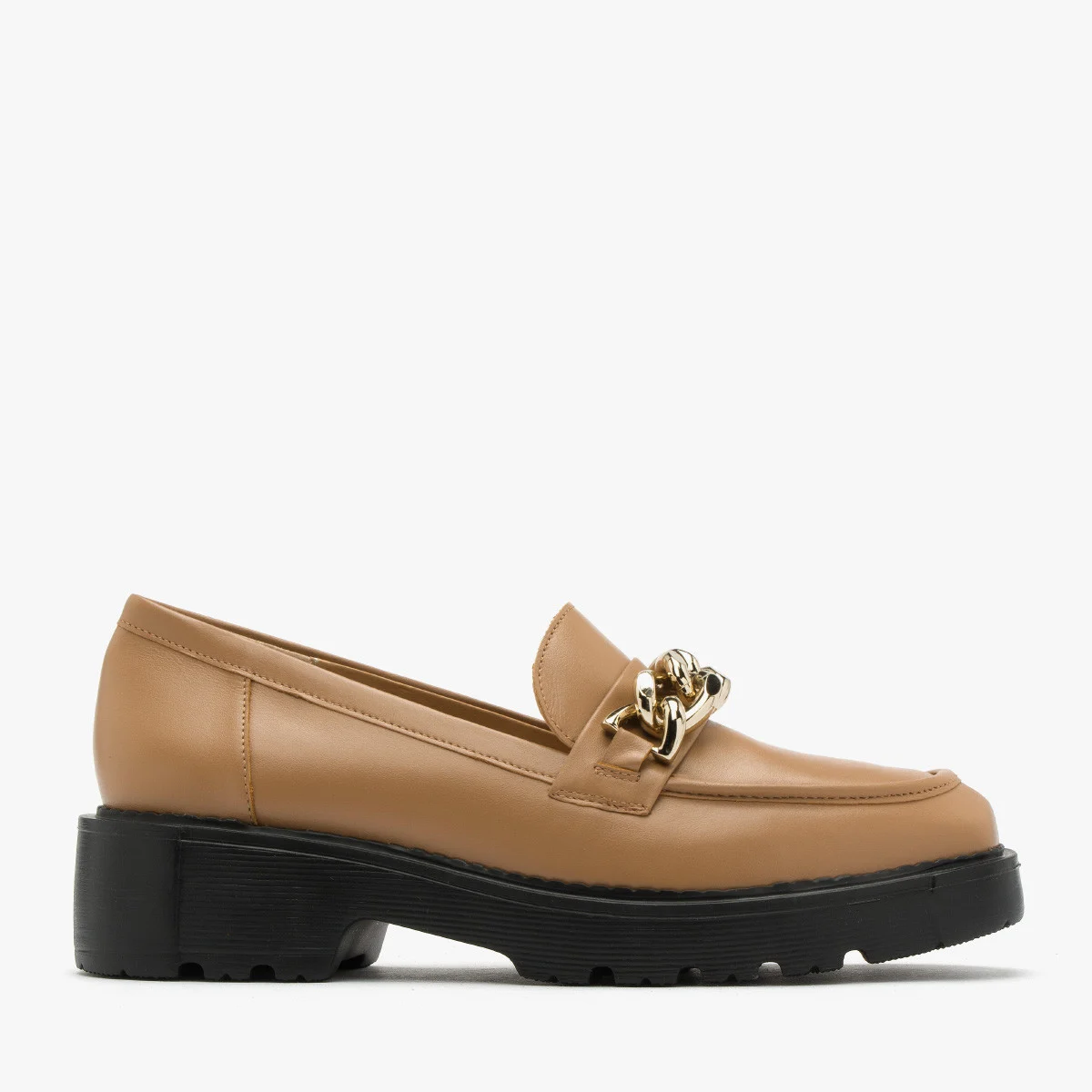 Beżowe mokasyny ze złotym łańcuchem ozdobnym