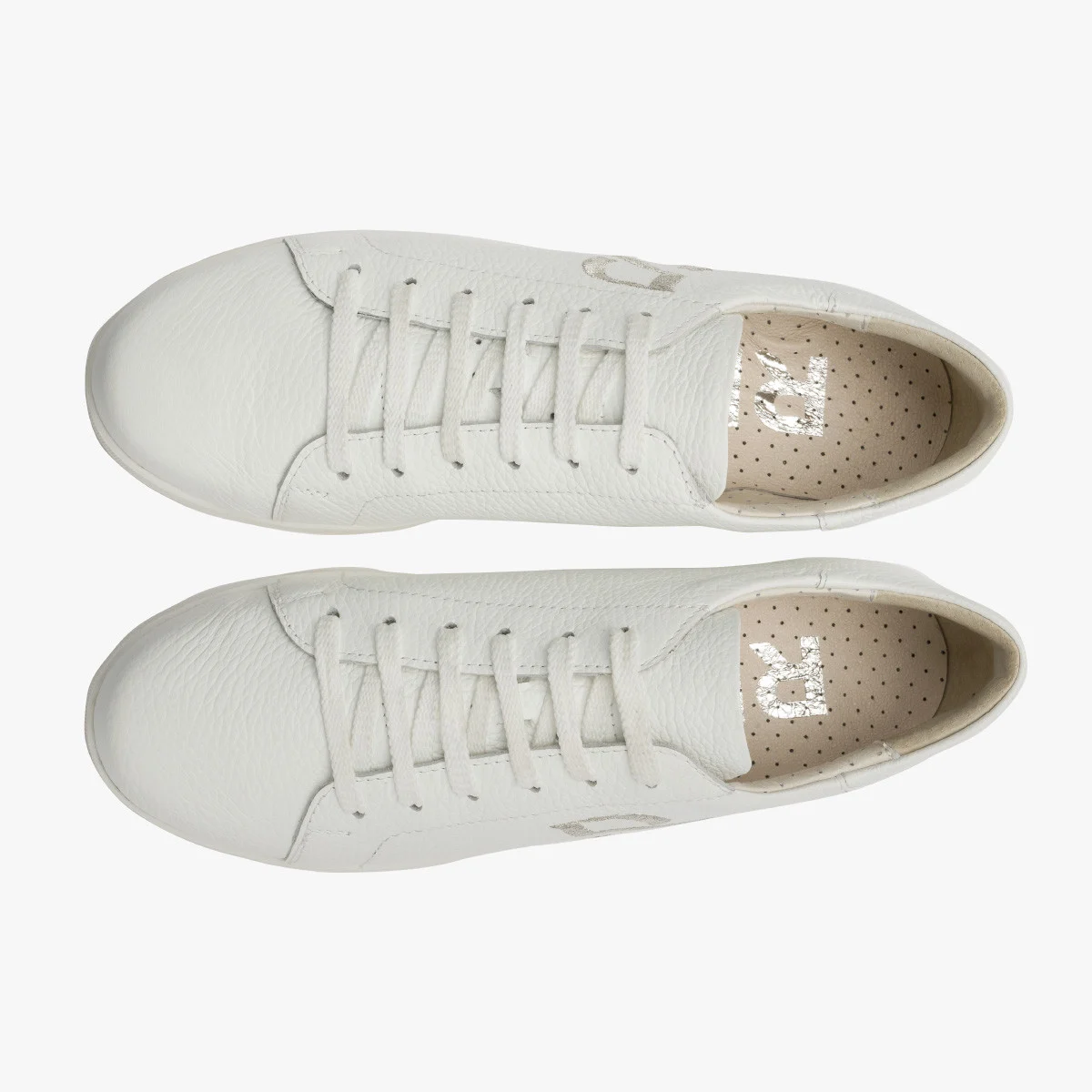 Białe sportowe półbuty ze srebrnym logo