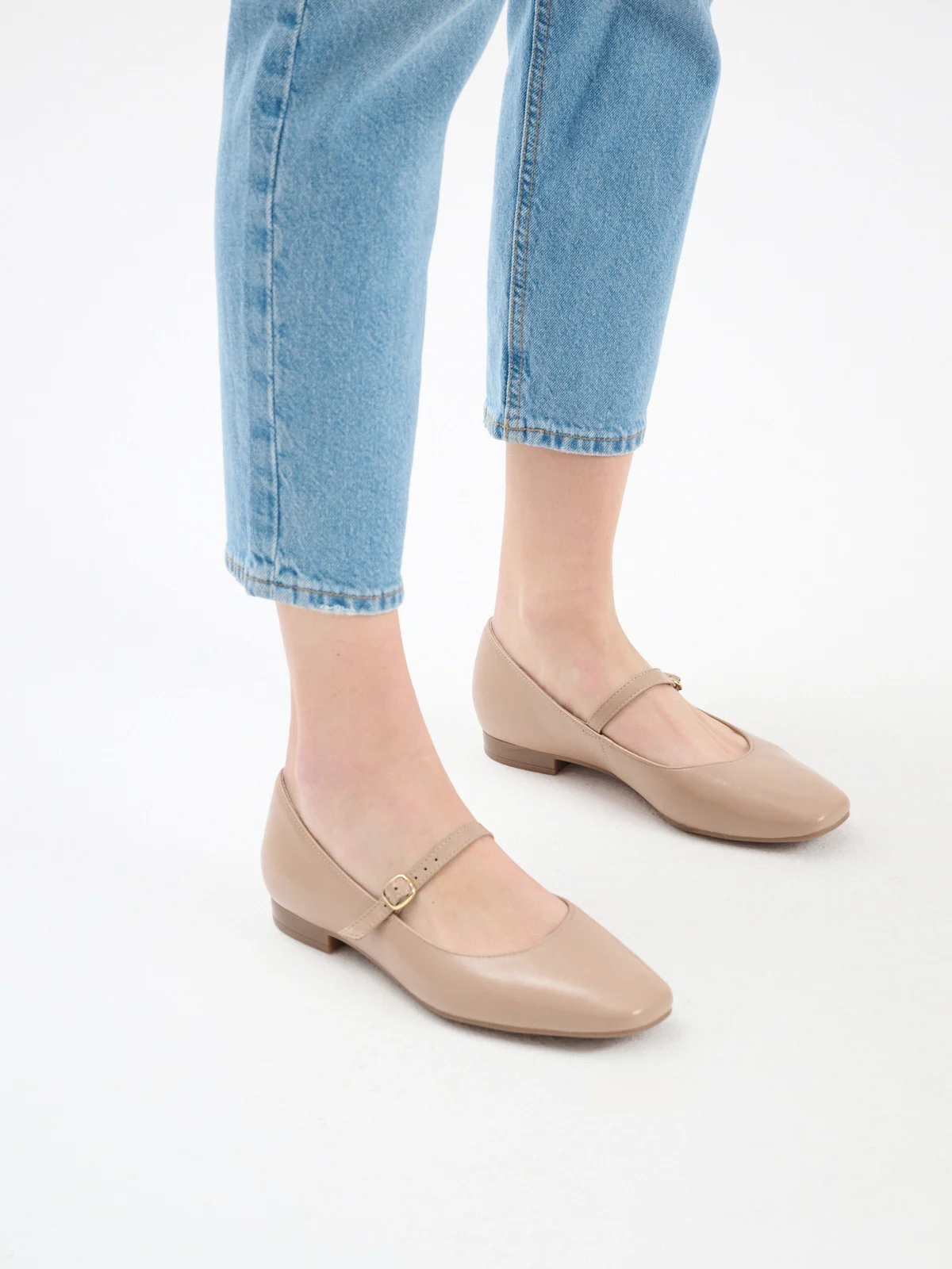 Beżowe baleriny z ozdobnym zapięciem