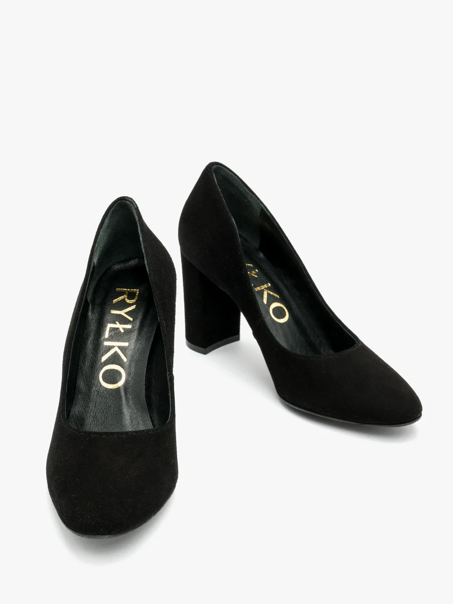 Czółenka na słupku w kolorze czarnym