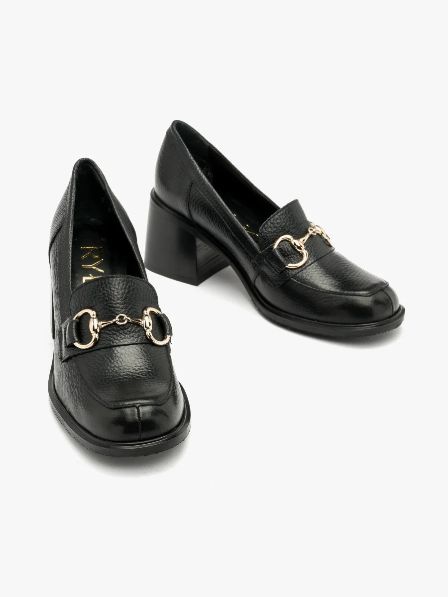 Czarne mokasyny z platynową ozdobą na cholewce