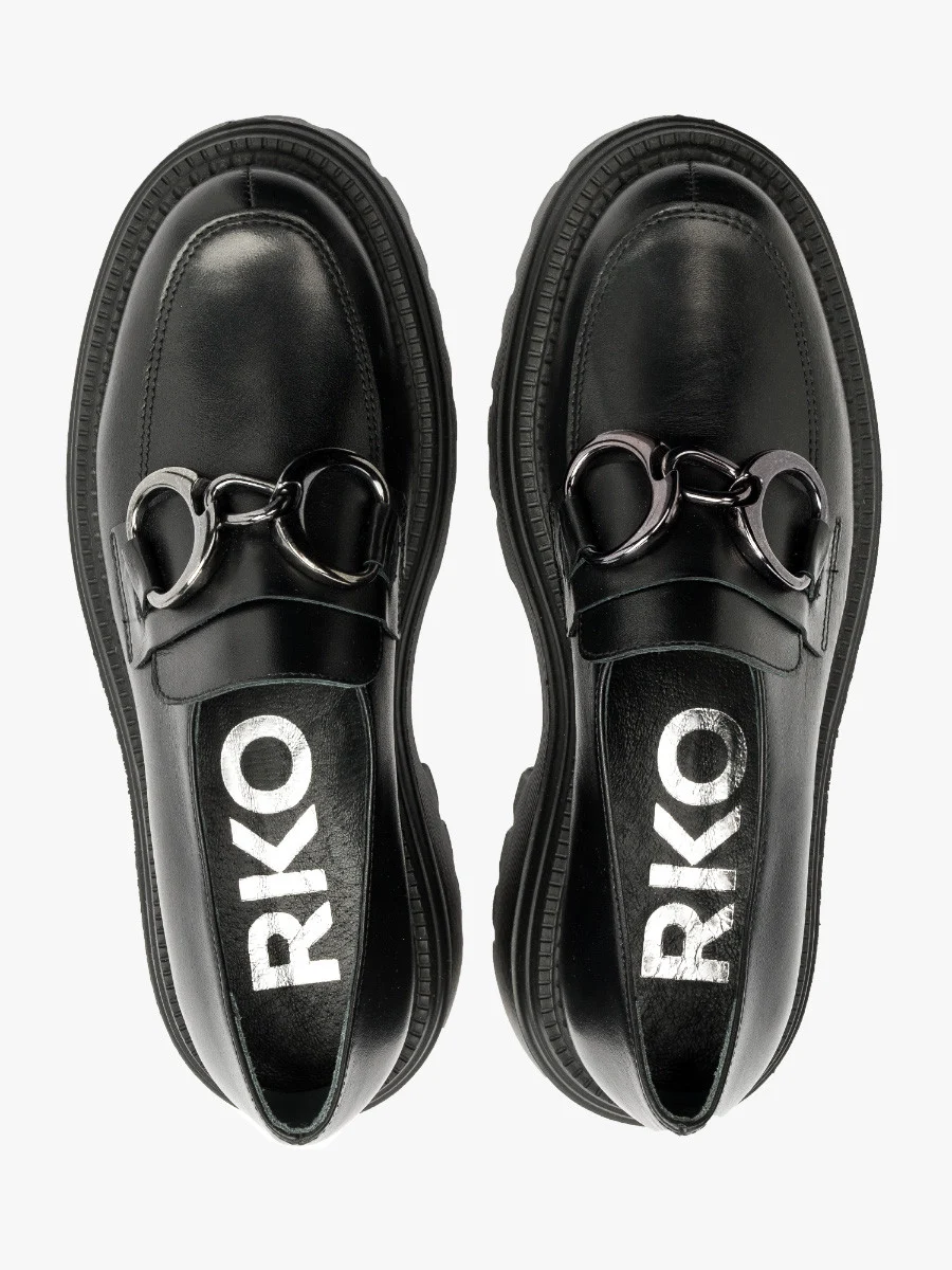 Czarne mokasyny z ozdobą na cholewce