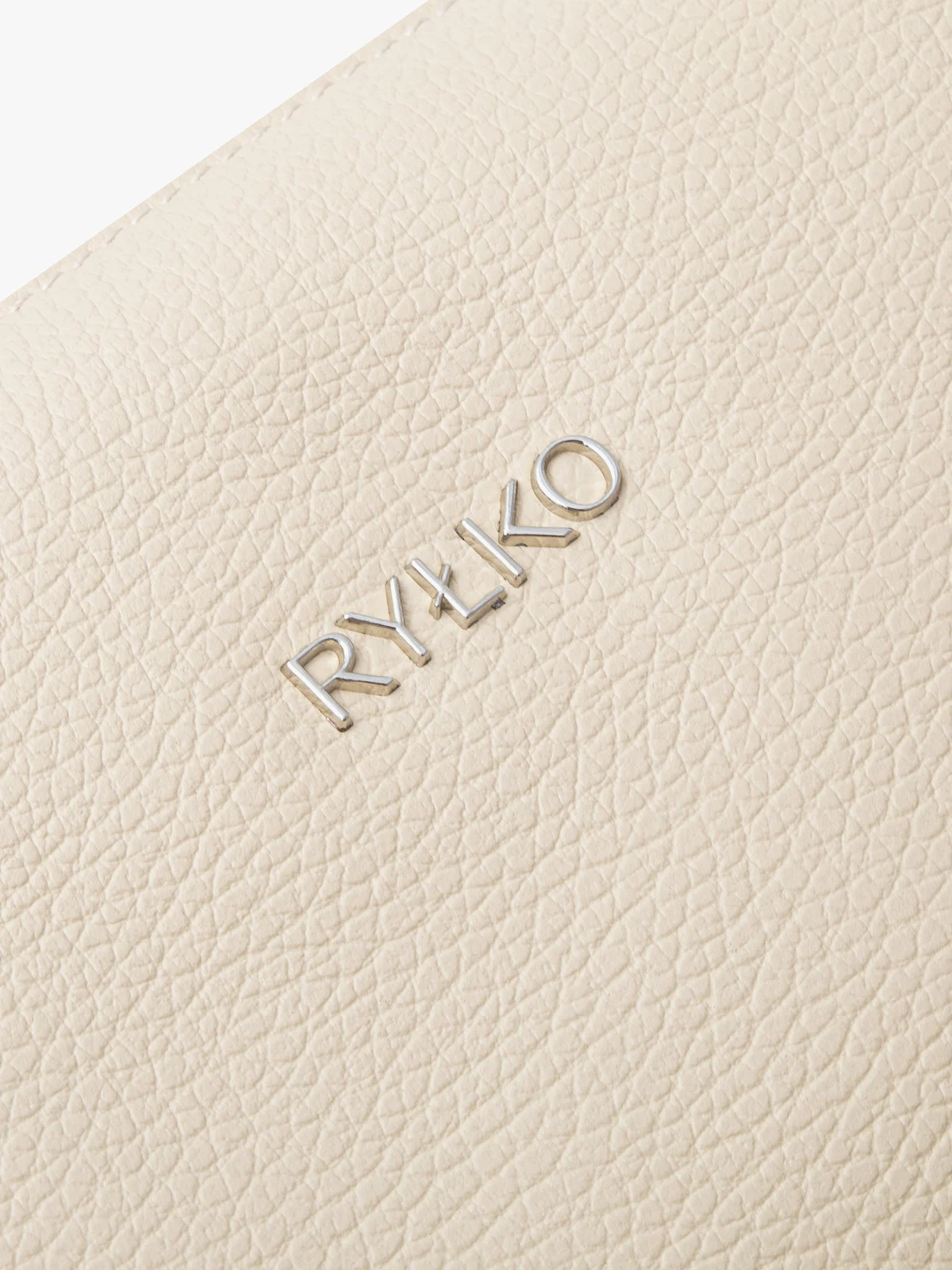 Kremowa torebka z regulowanym paskiem