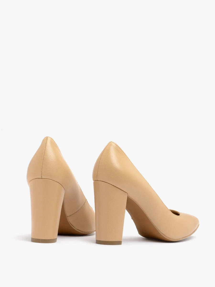 Beżowe czółenko na słupku