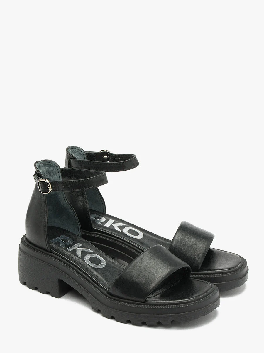 Czarne sandały na masywnym spodzie