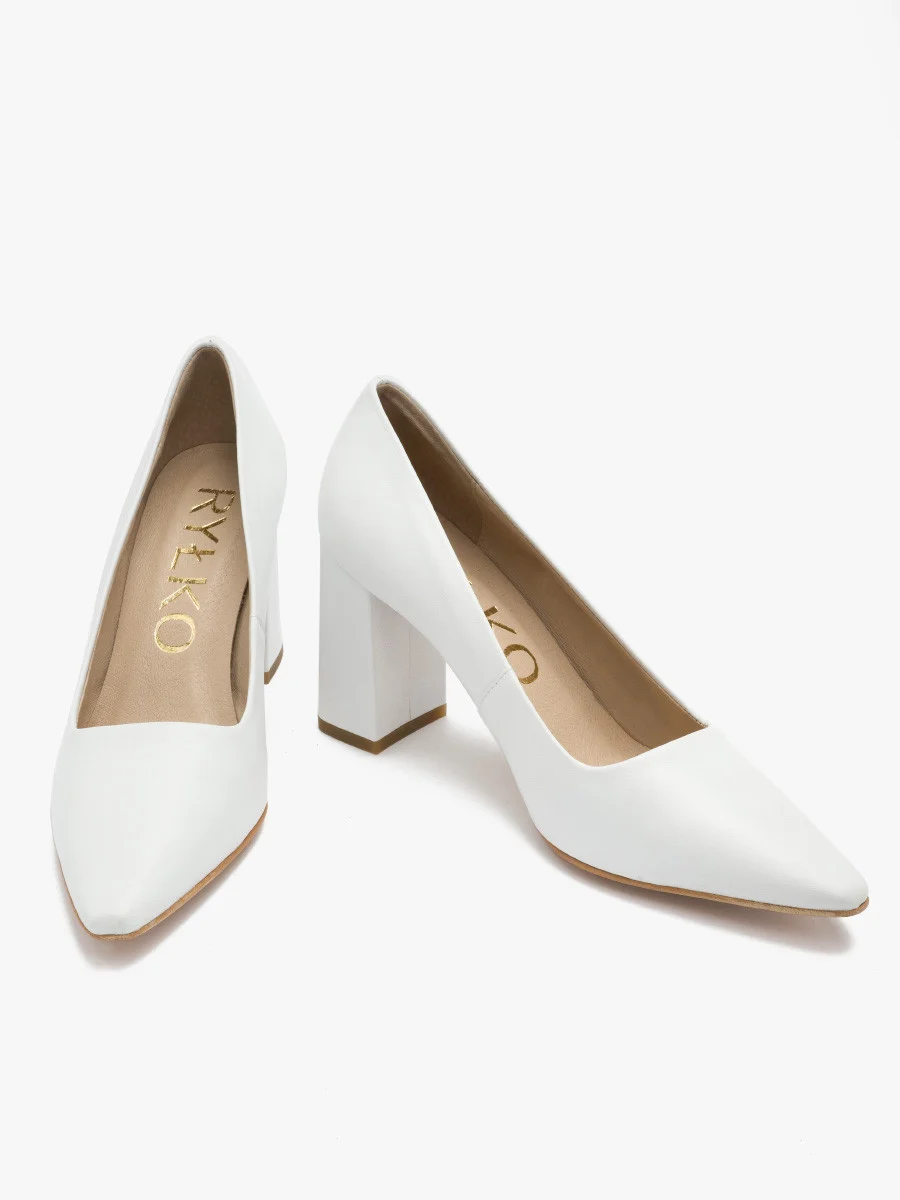 Białe czółenka na słupku