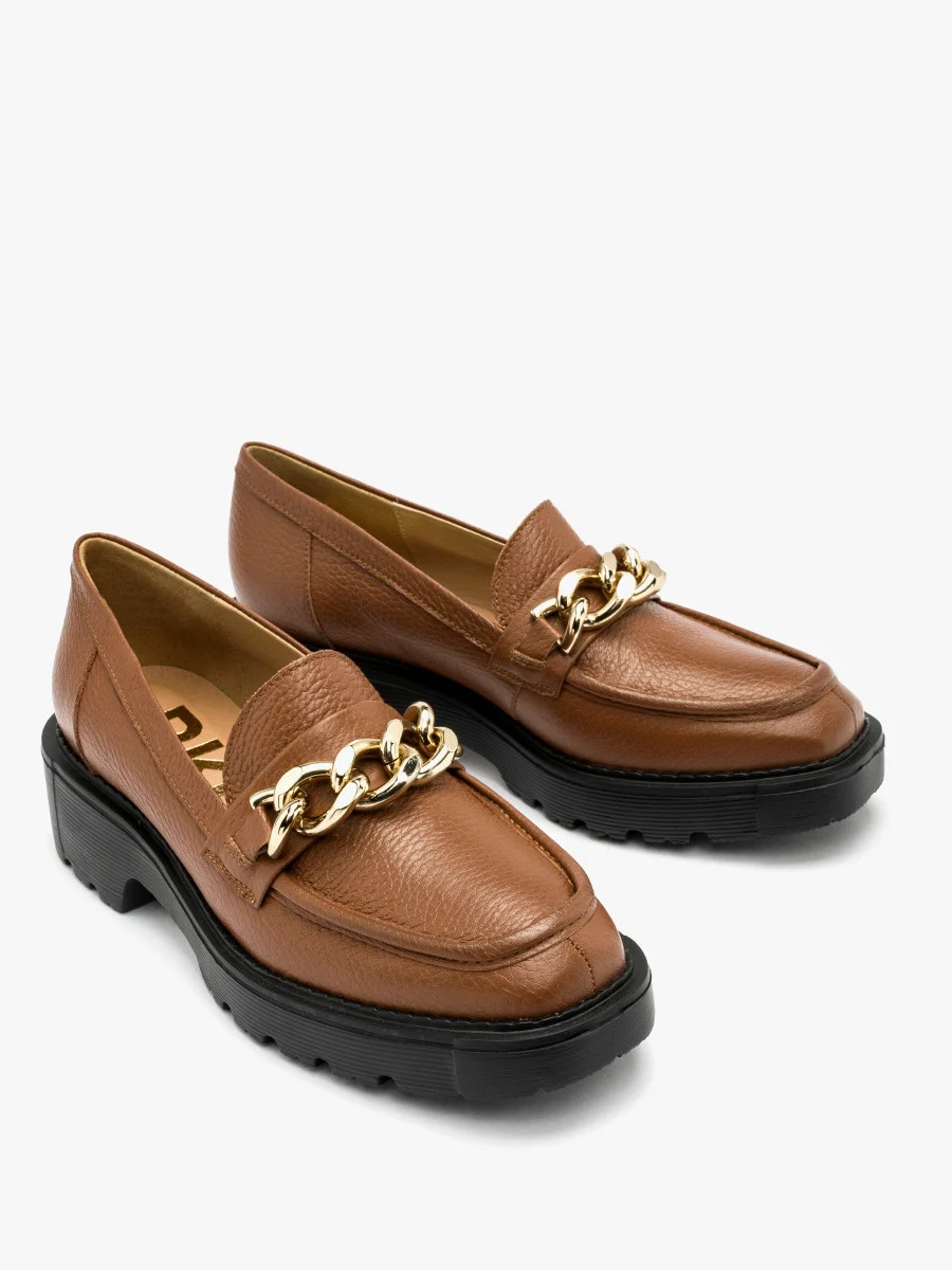 Brązowe mokasyny ze złotym łańcuchem