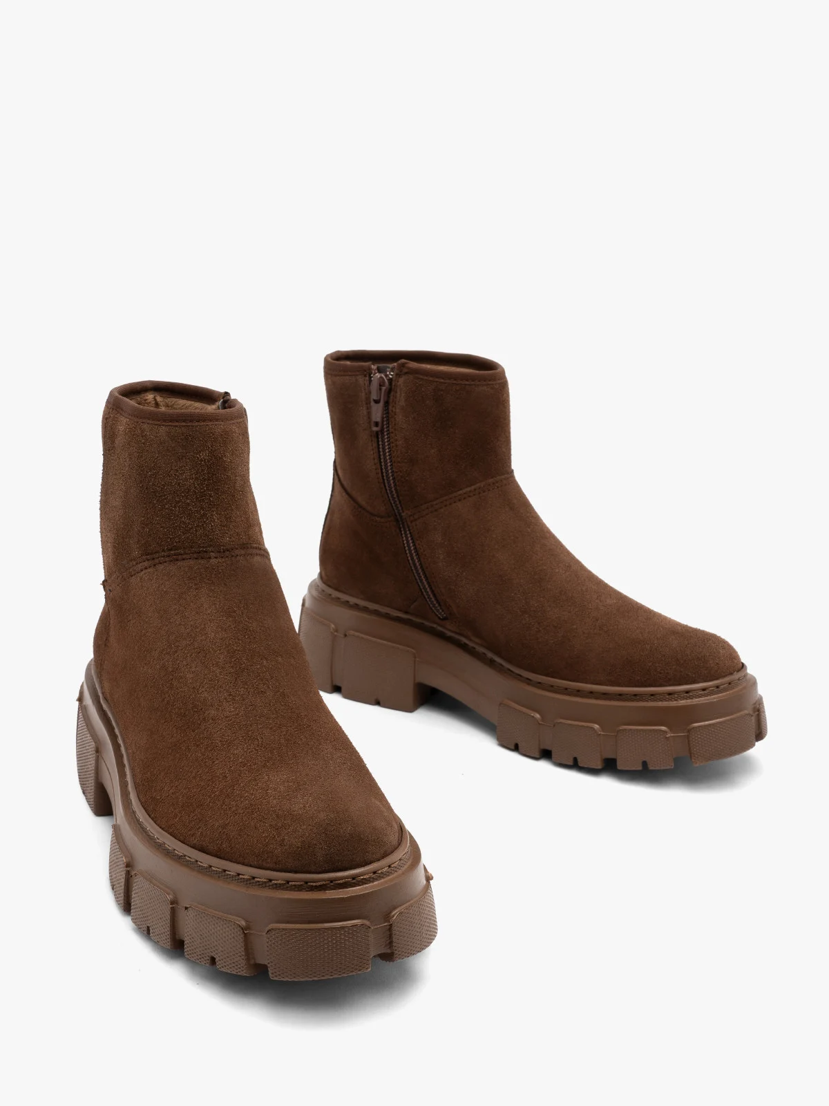 Welurowe botki damskie w brązowym kolorze na grubej podeszwie