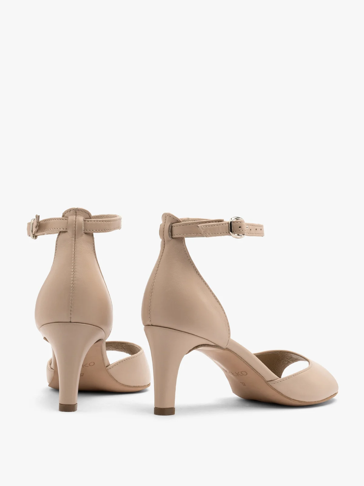 Beżowe sandały na obcasie