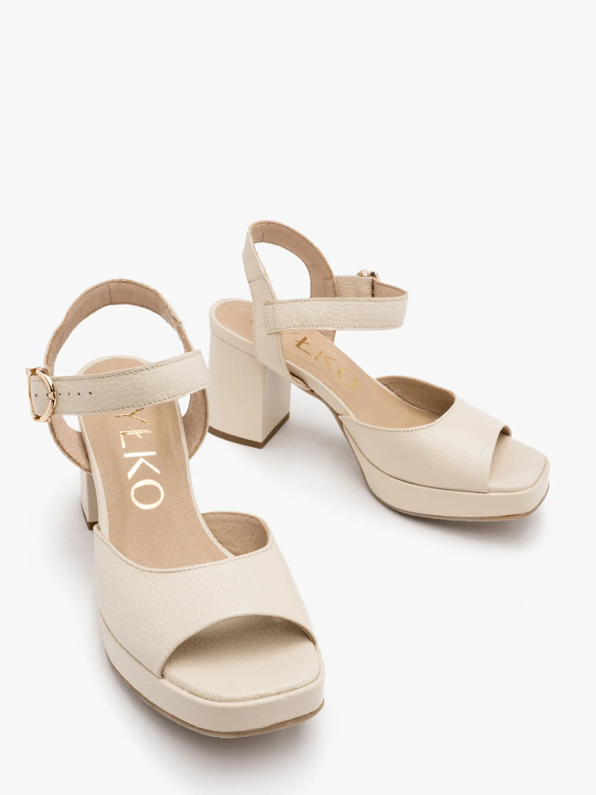 Kremowe sandały na obcasie i balu