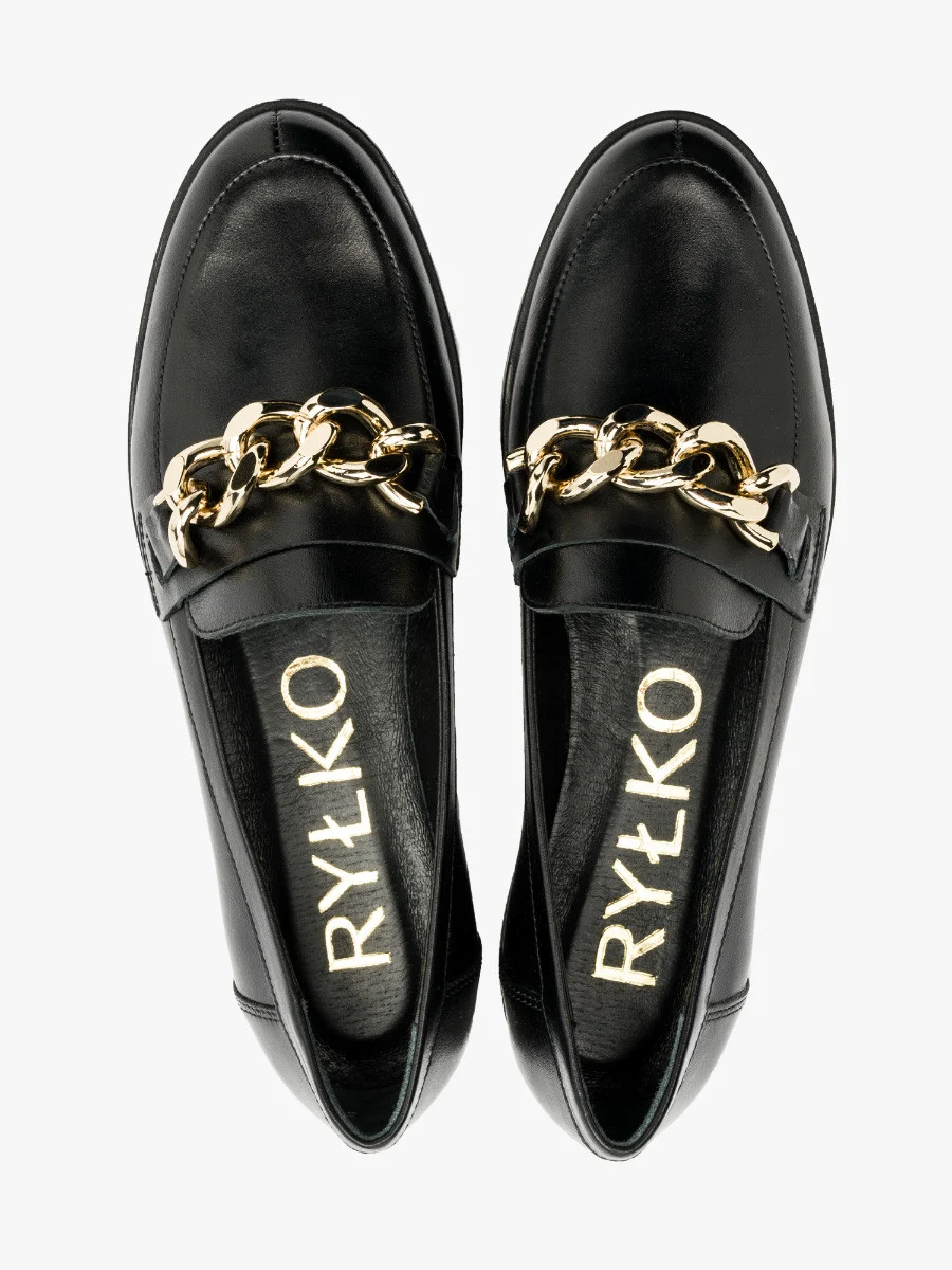 Czarne mokasyny ze złotym łańcuchem