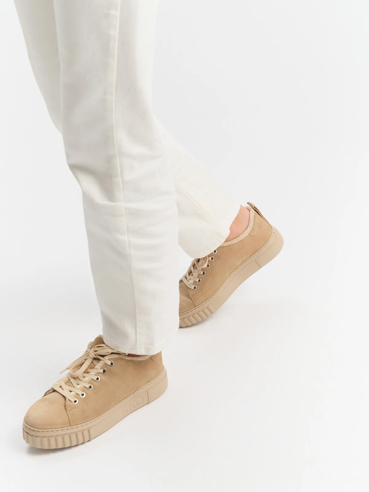 Welurowe, ocieplane półbuty sportowe w beżowym kolorze