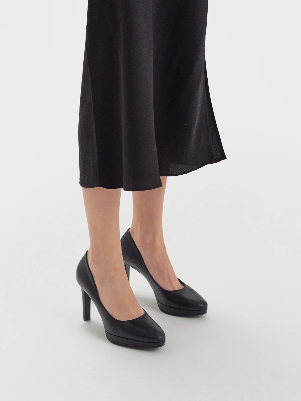 Czarne czółenko na wysokim obcasie oraz balu