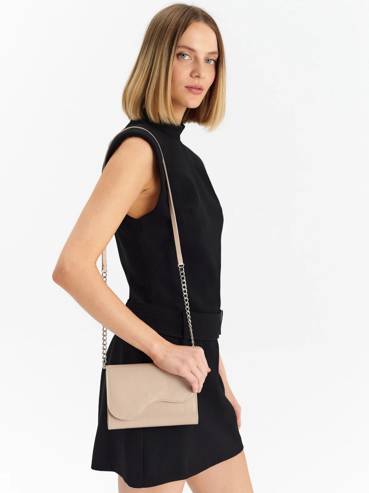 Beżowa elegancka torebka z ozdobną klapą