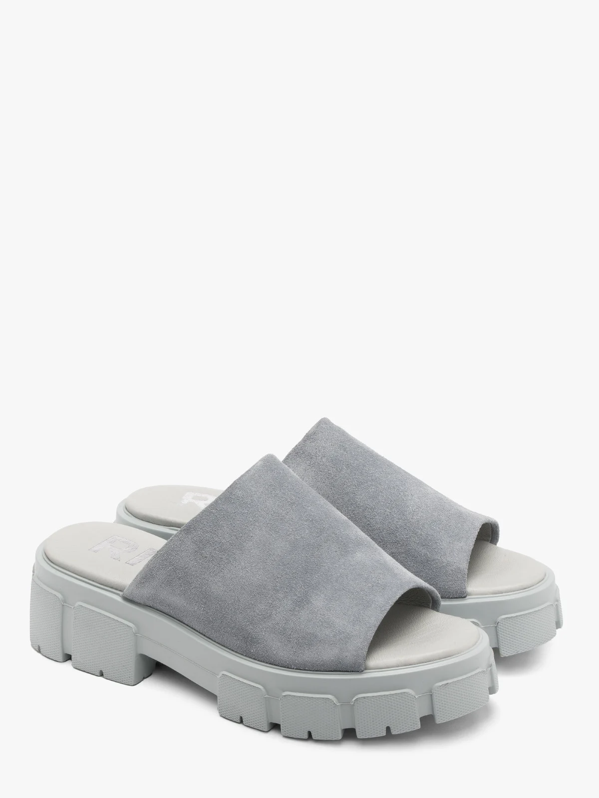 Niebieskie klapki na masywnym spodzie