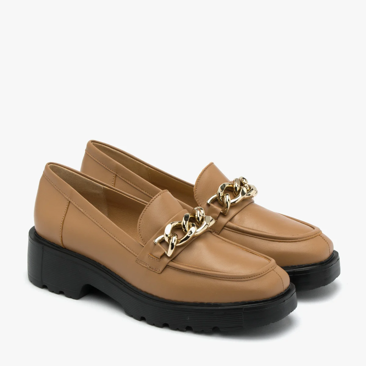 Beżowe mokasyny ze złotym łańcuchem ozdobnym