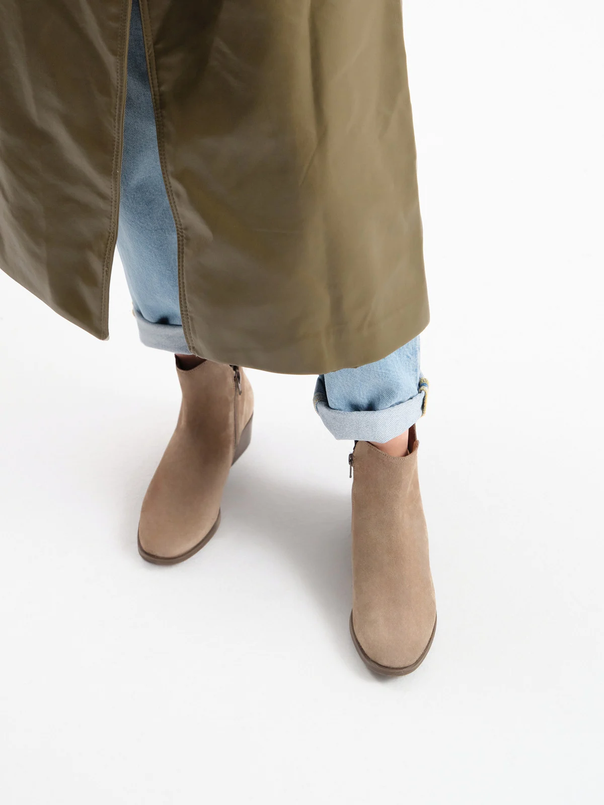 Piaskowe botki damskie z ozdobną cholewką