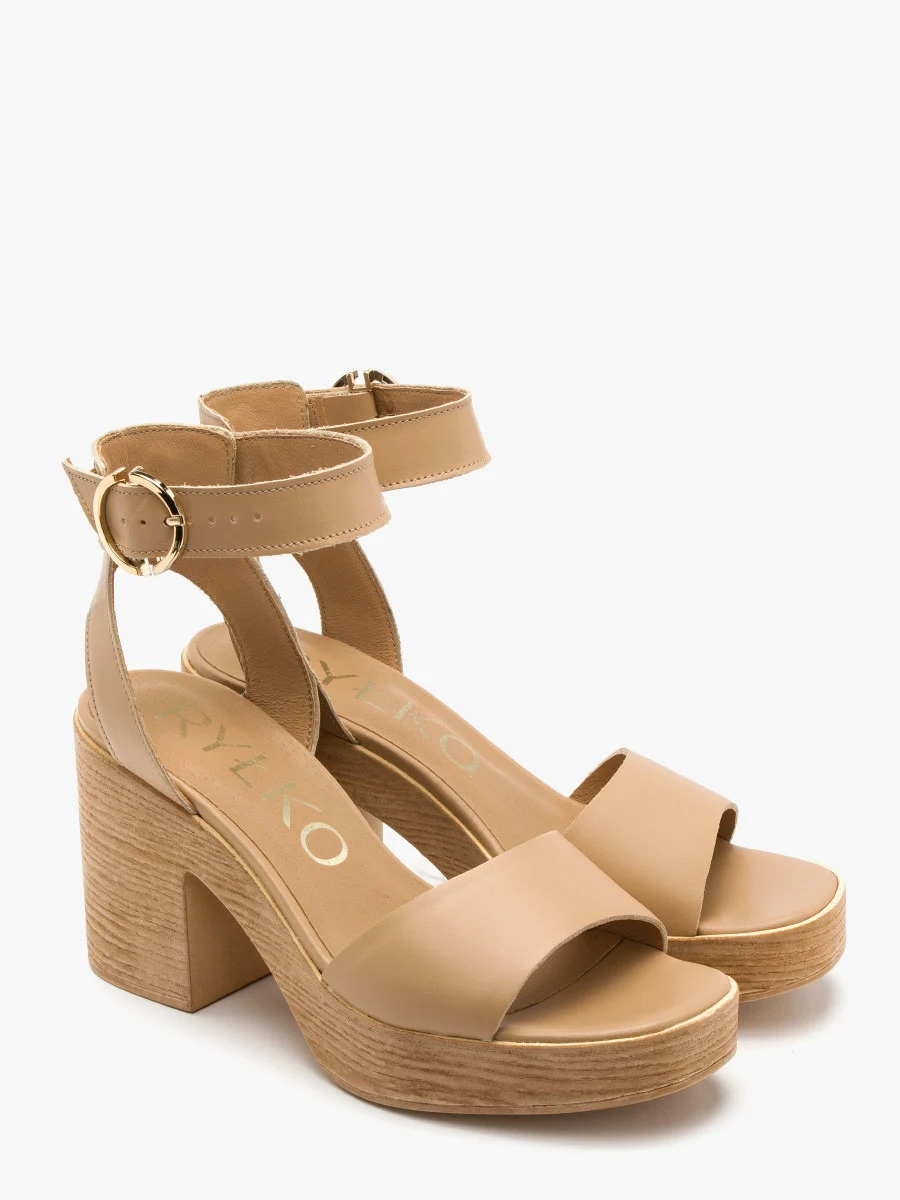 Beżowe sandały na balu