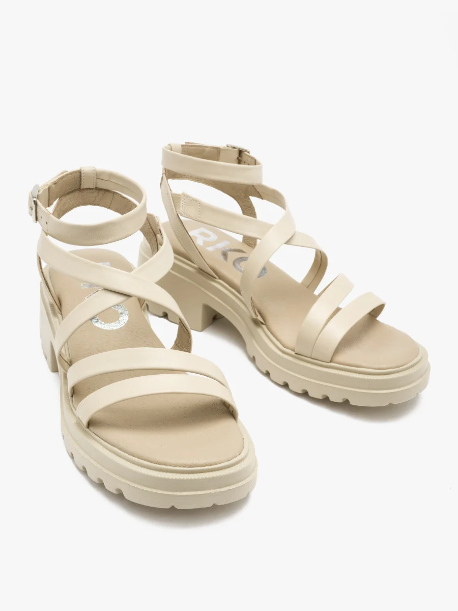 Kremowe sandały z paseczkami