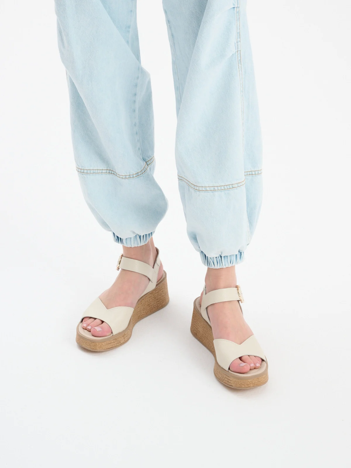 Kremowe sandały na platformie