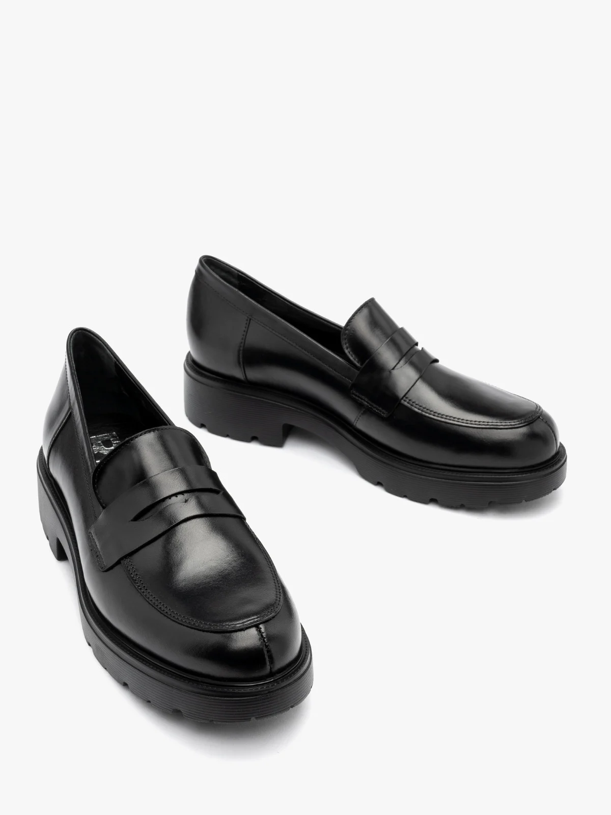 Czarne mokasyny na masywnej podeszwie