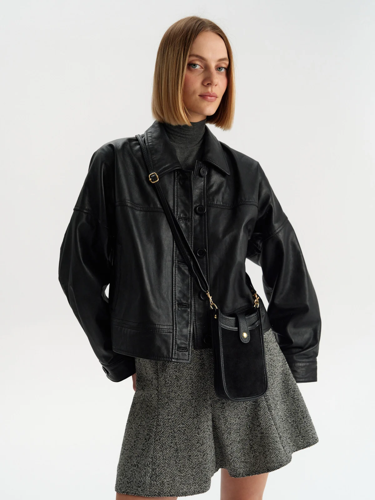 Mała, prostokątna listonoszka ze złotymi detalami