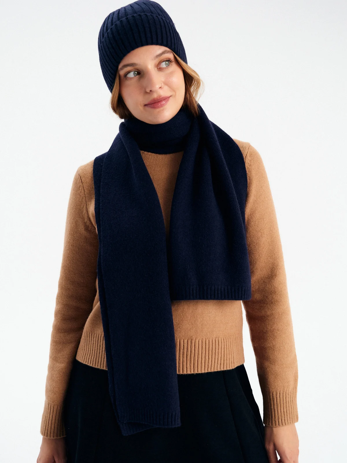 Granatowa czapka oraz szalik wykonane z tkaniny z domieszką wełny