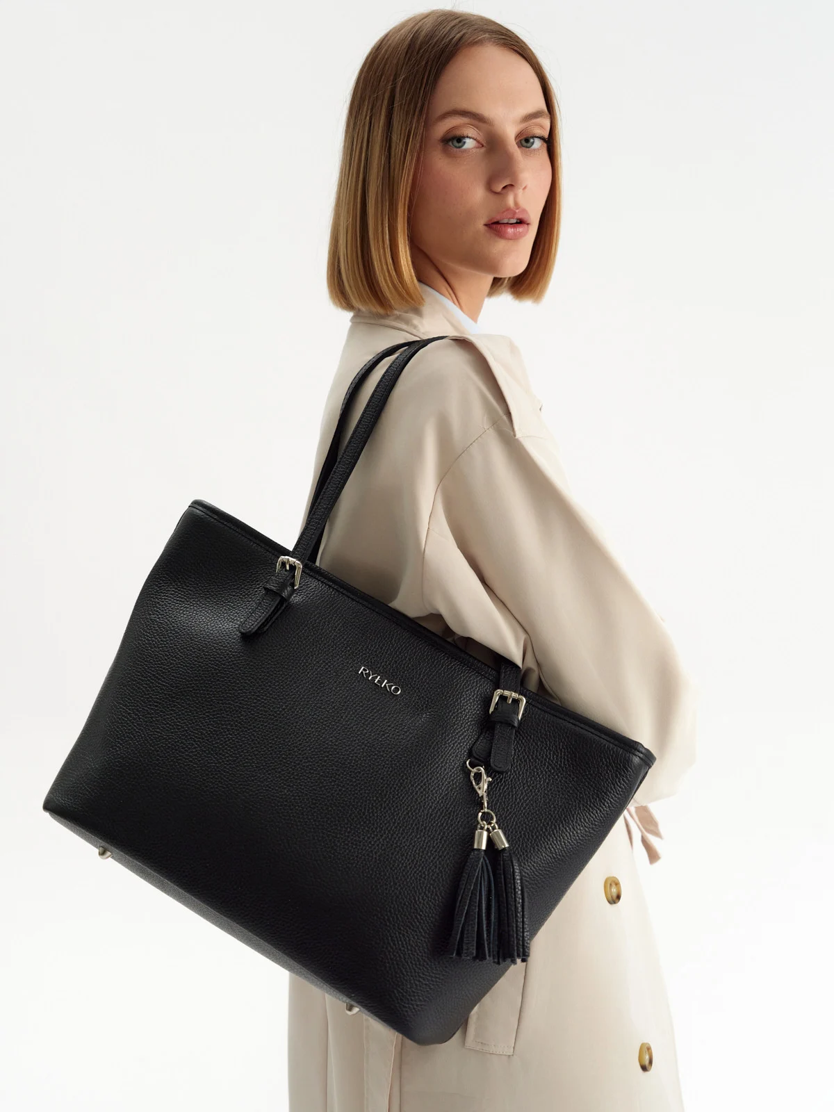 Elegancka, pakowna torebka damska na ramię w czarnym kolorze