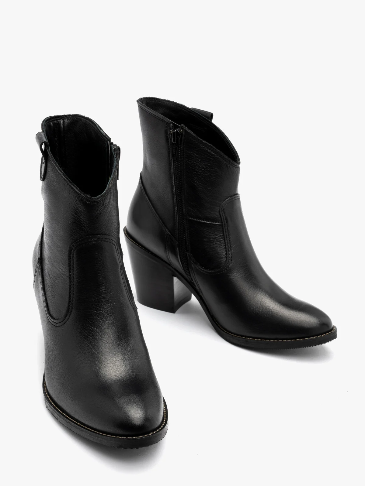 Czarne botki typu kowbojki z ozdobną cholewką