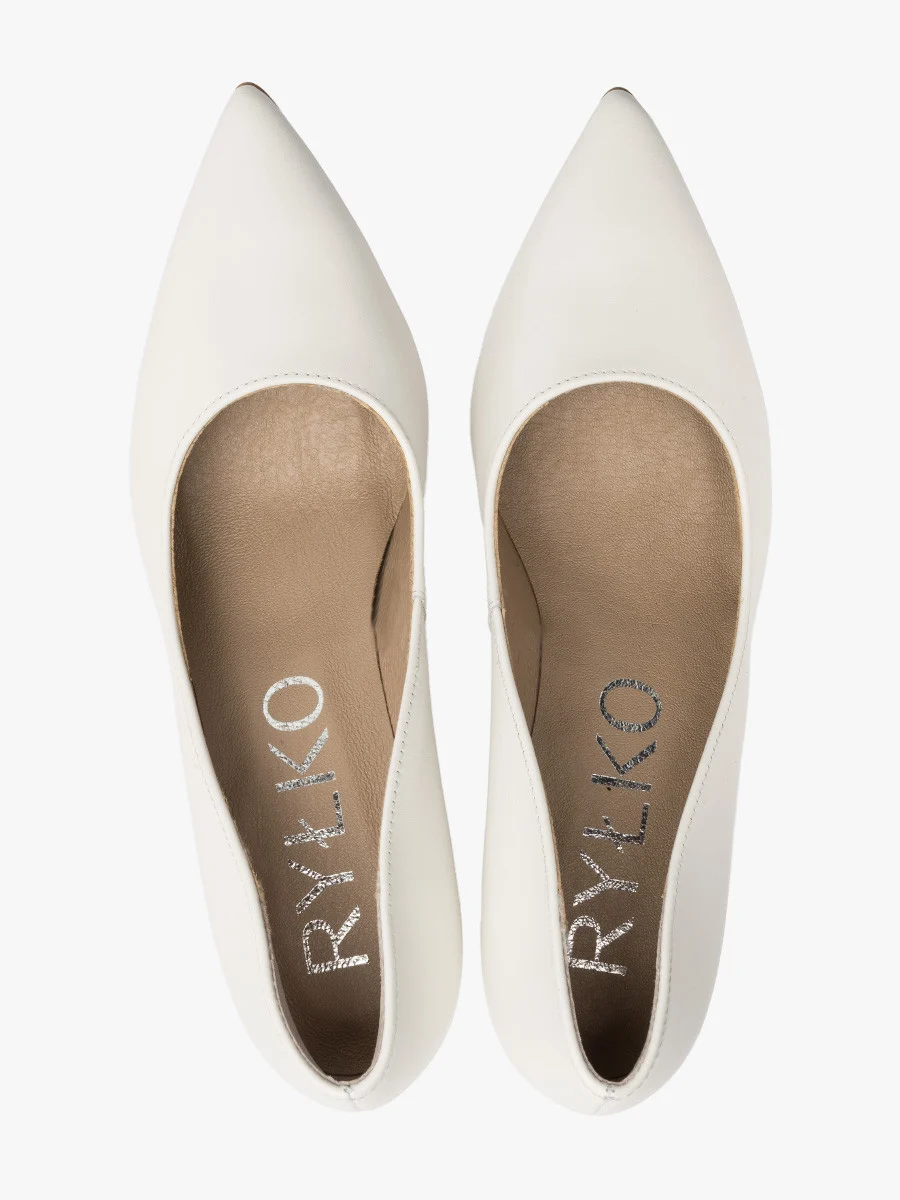 Kremowe czółenka na słupku