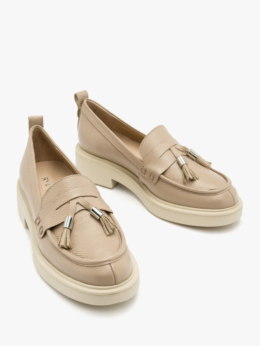 Beżowe mokasyny z ozdobnymi frędzlami