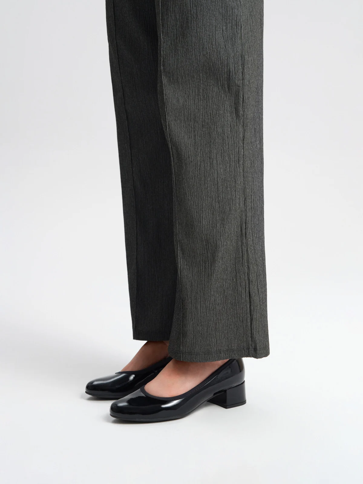 Czarne, lakierowane czółenka damskie