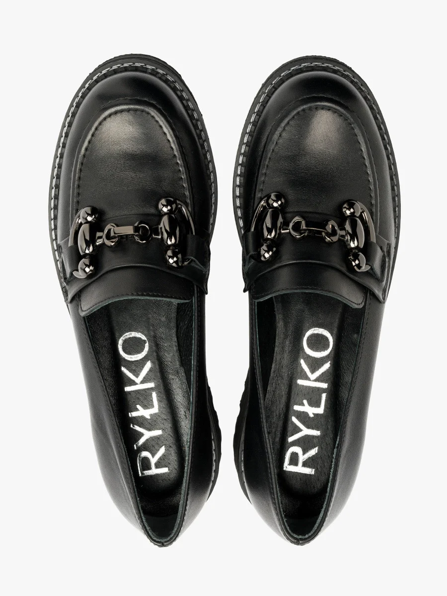 Czarne mokasyny z ozdobą na cholewce