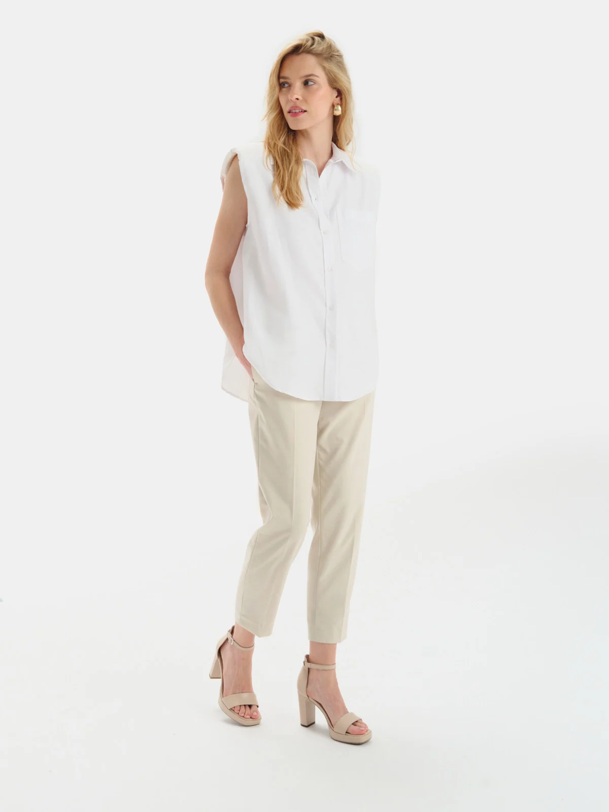 Beżowe sandały na wysokim słupku oraz balu