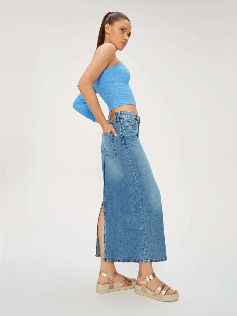 Platynowe sandały ze złotą sprzączką