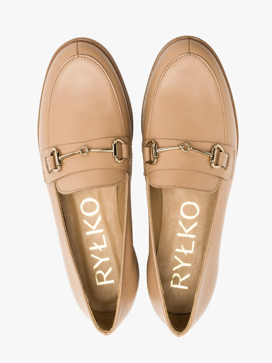 Beżowe mokasyny z platynową ozdobą