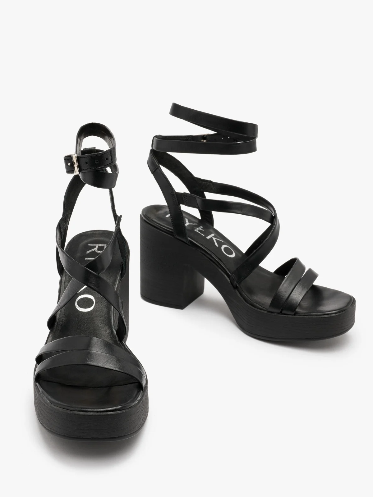 Czarne sandały z ozdobnymi paseczkami