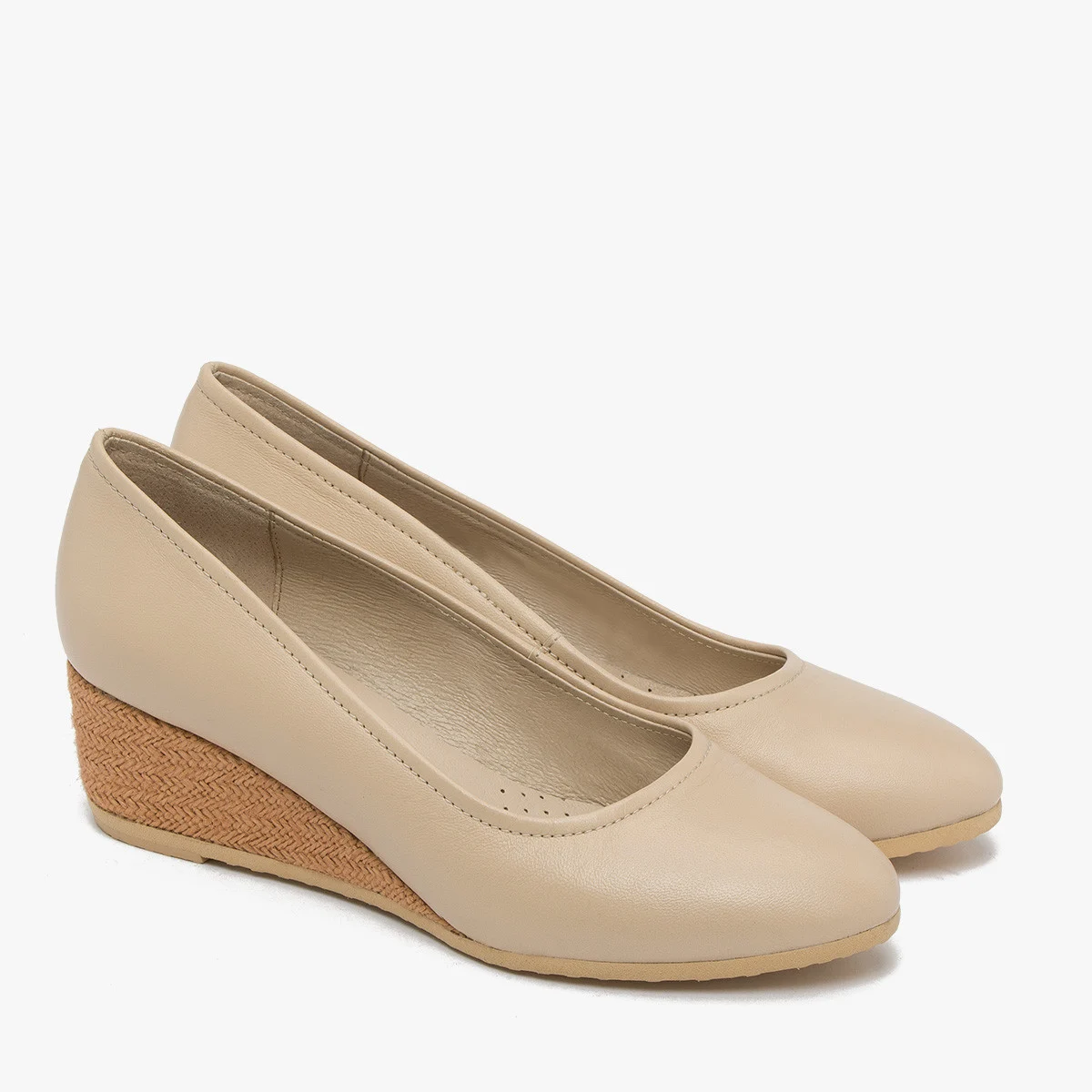 Beżowe czółenka na klinie