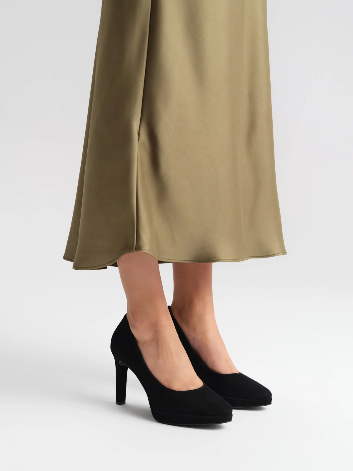 Czarne, welurowe czółenka na wysokiej szpilce oraz balu