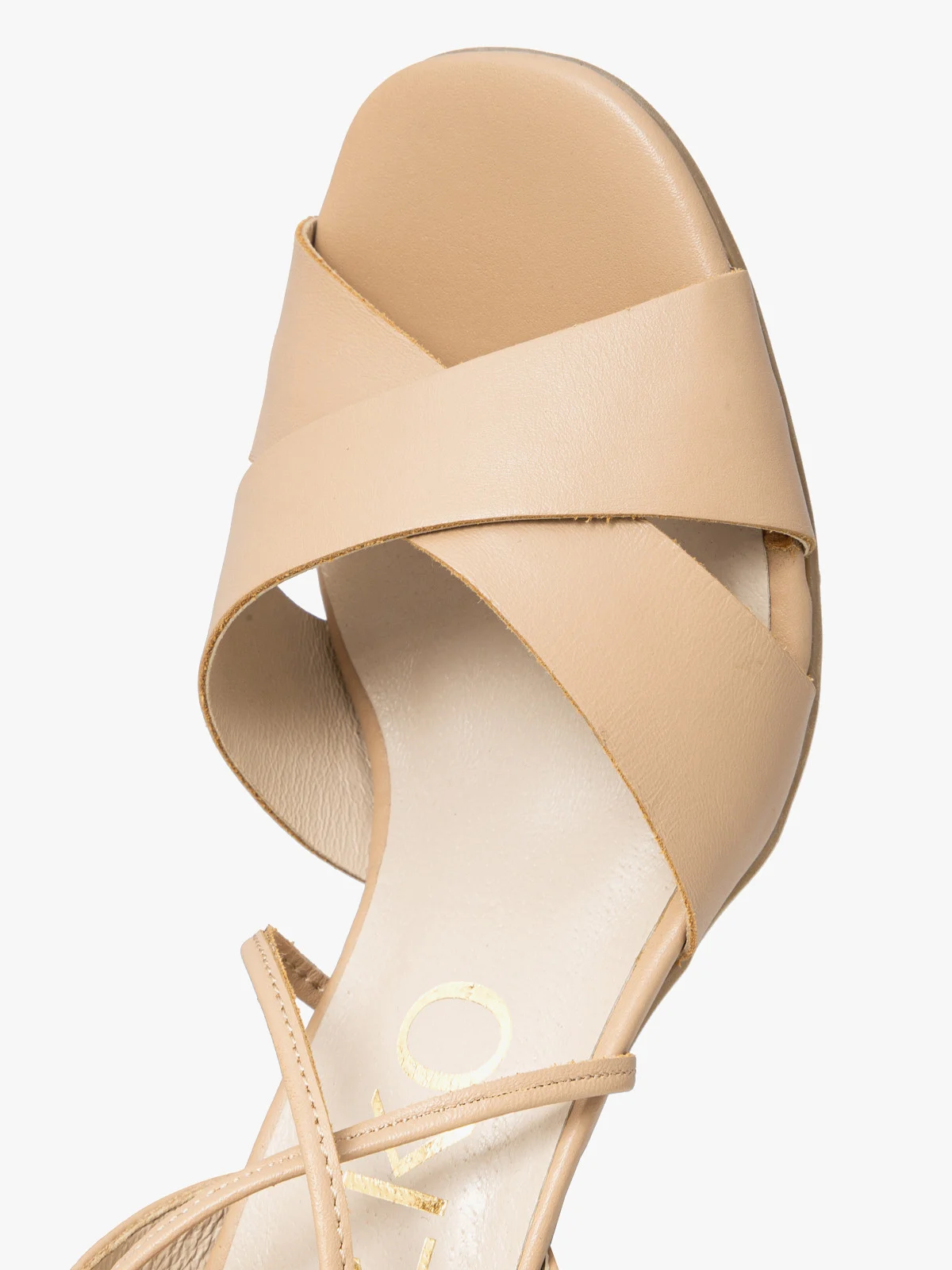Beżowe sandały na słupku z wiązaniem wokół kostki
