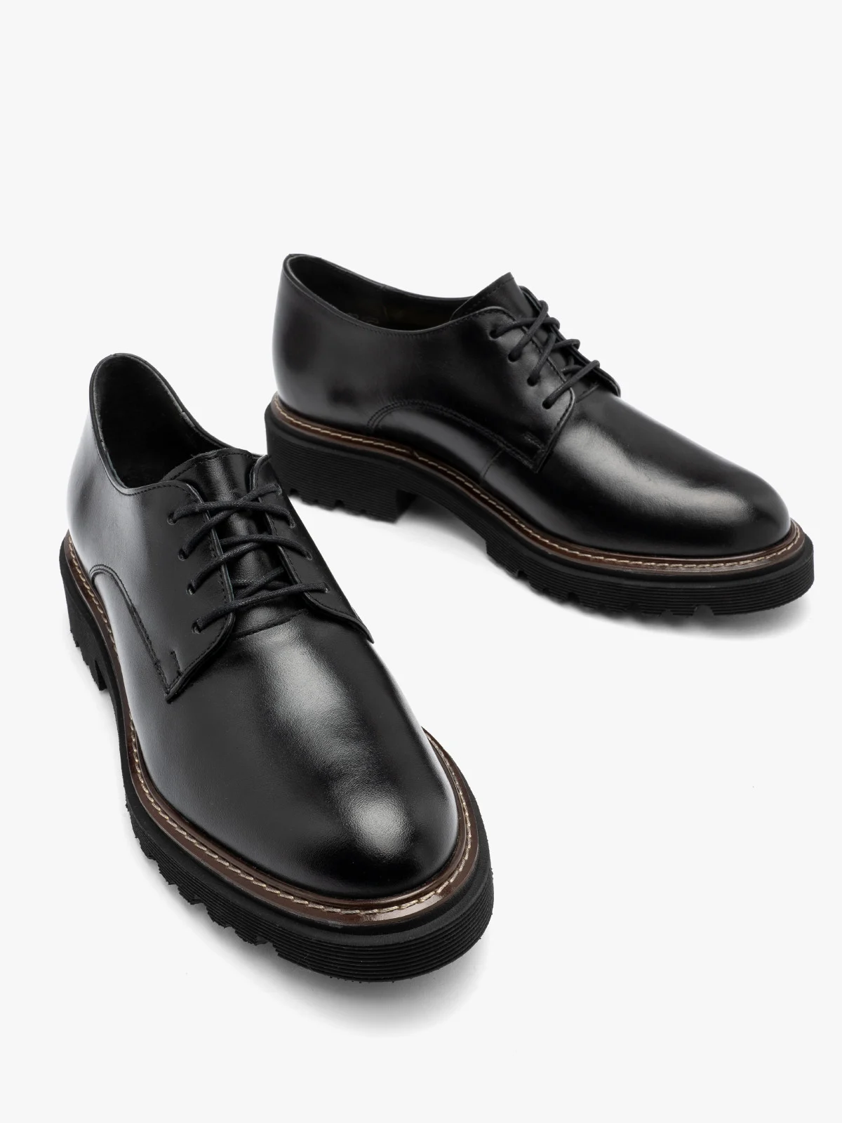 Czarne półbuty damskie na dekoracyjnym spodzie