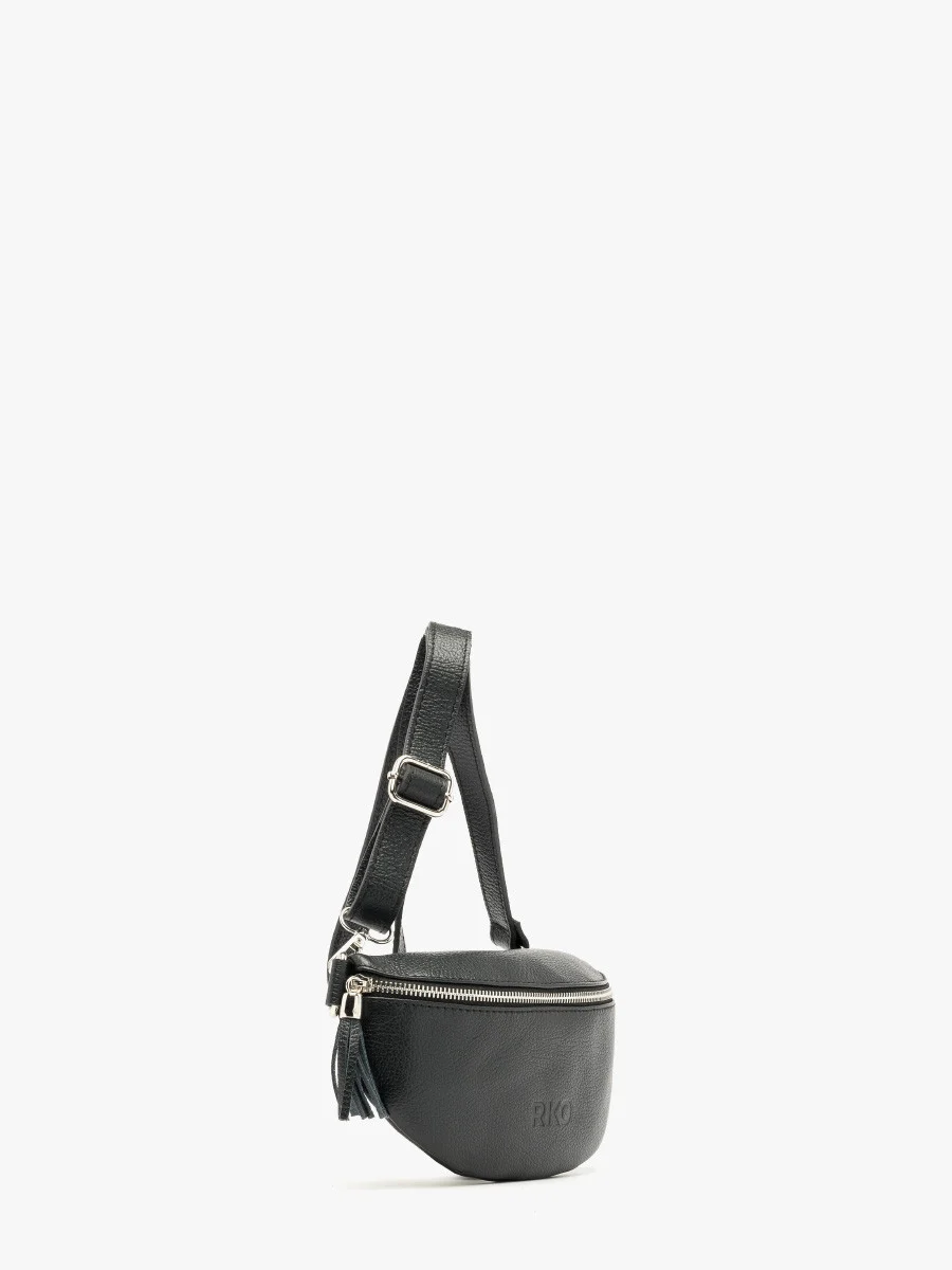 Czarna torebka typu nerka z frędzlem