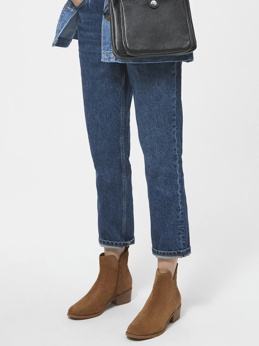 Rude botki z ozdobną cholewką