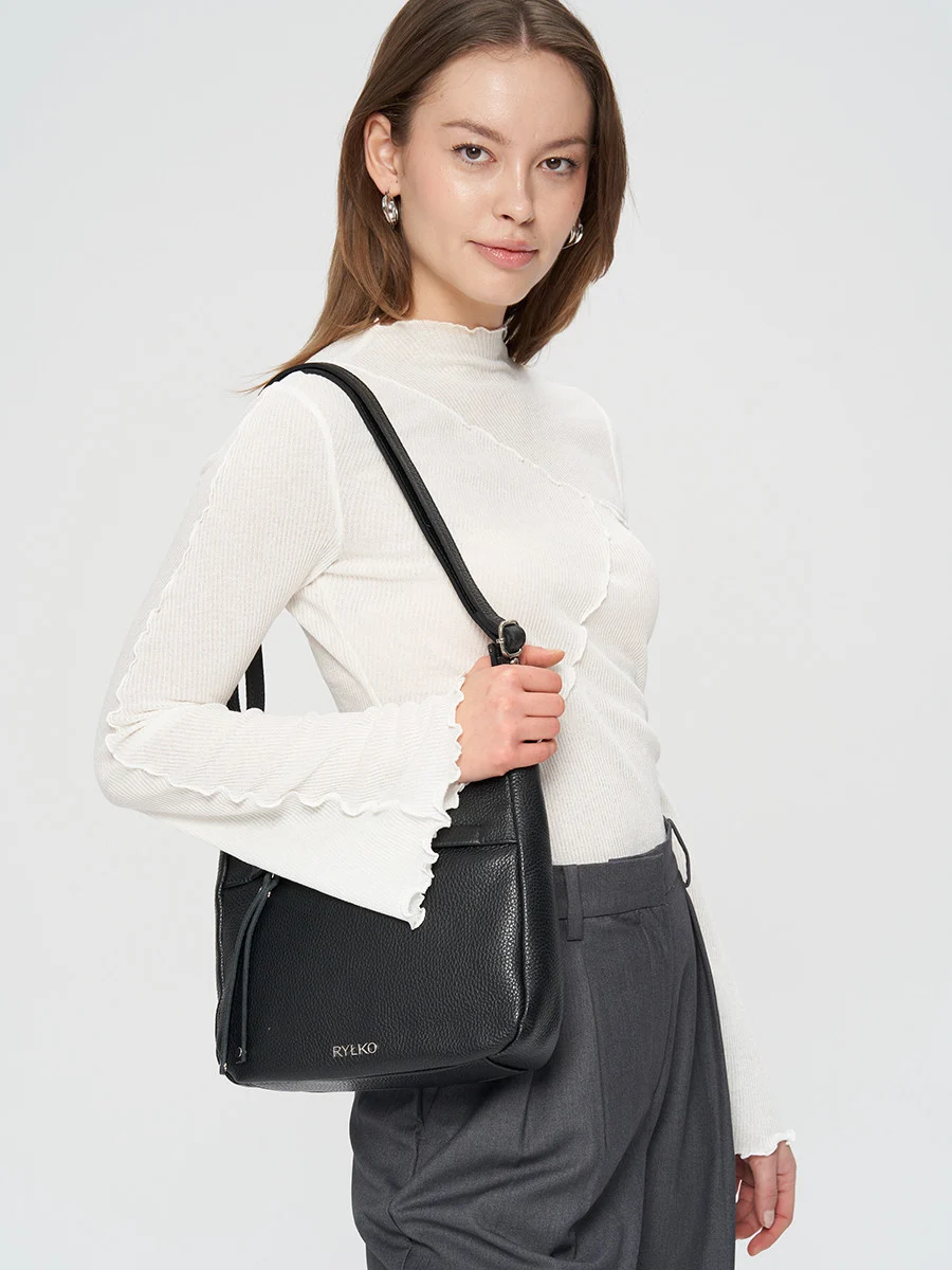 Czarna torebka średniej wielkości